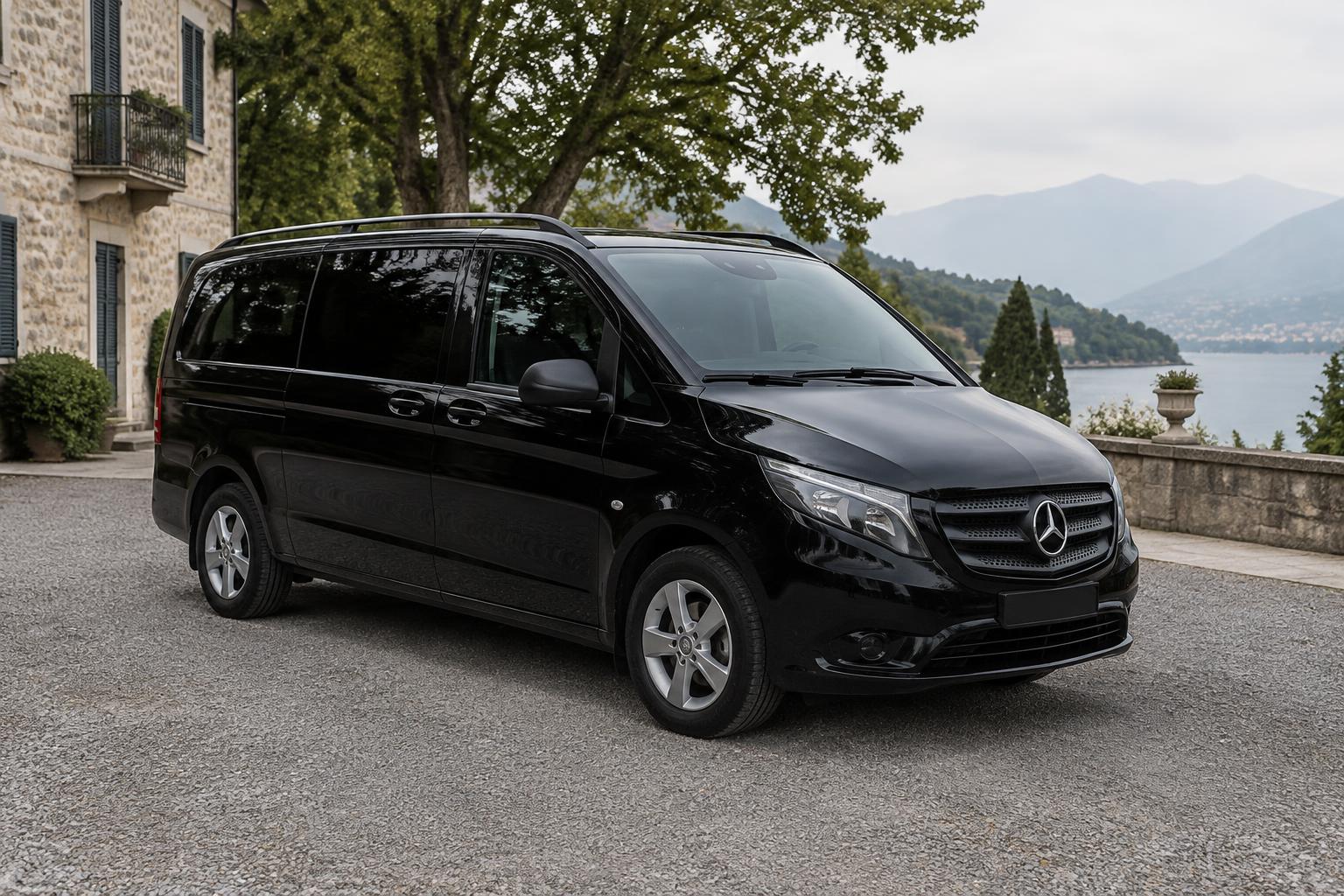 Mercedes Vito nero con vetri oscurati — immagine editoriale